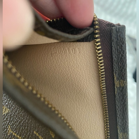 Authentic Louis Vuitton toiletry pouch 19 - Picture 8 of 8